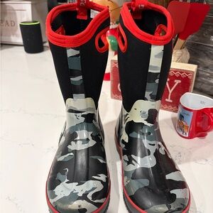 DSG Kids Black and Red Camouflage Boots